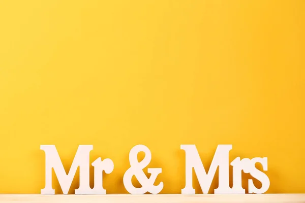 Белые буквы Г-н и Миссис на желтом фоне — стоковое фото