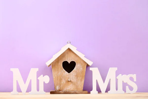 Witte letters Mr en Mrs met nestkastje op paarse achtergrond — Stockfoto