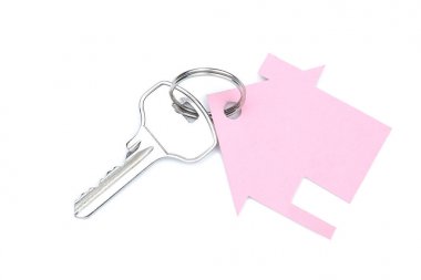 Beyaz arka plan üzerinde izole kağıt ev ile Gümüş anahtar