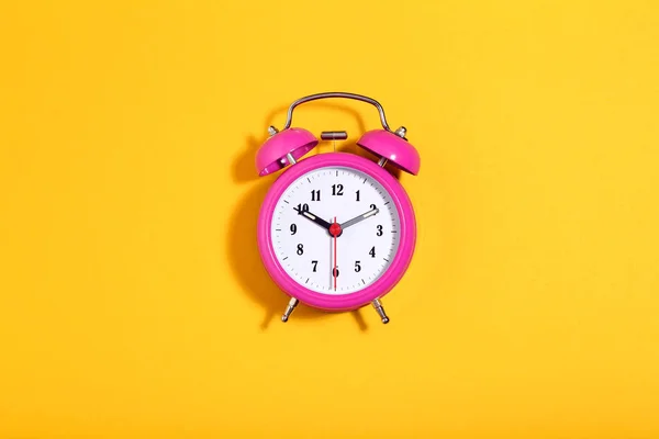 Reloj Despertador Rosa Sobre Fondo Amarillo Concepto Minimalismo —  Fotos de Stock
