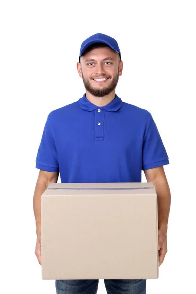 Entrega homem com caixa de papelão isolado no fundo branco — Fotografia de Stock