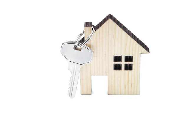 Silberner Schlüssel Mit Holzhaus Isoliert Auf Weißem Hintergrund — Stockfoto