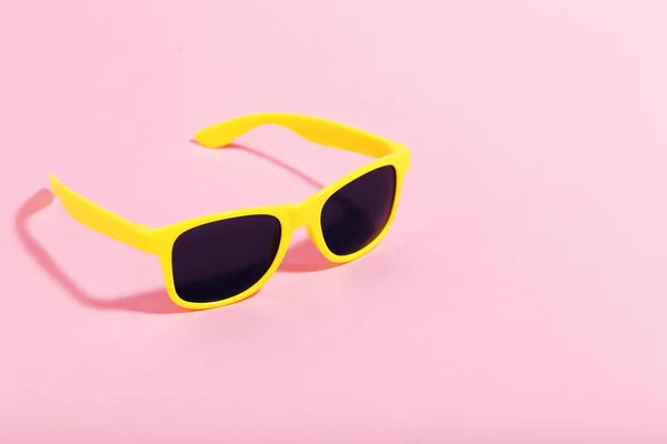 Gafas Sol Amarillas Sobre Fondo Rosa Concepto Minimalismo — Foto de Stock