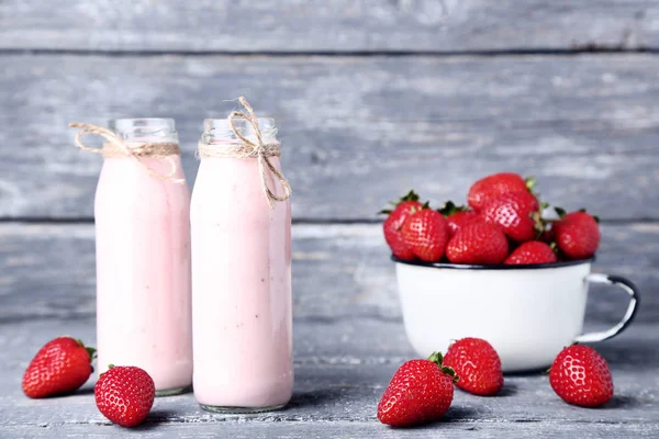 Smoothie Garrafas Vidro Com Morangos Mesa Madeira Cinza — Fotografia de Stock