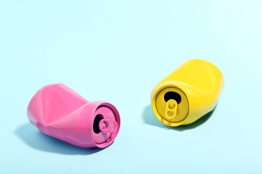 Mavi arka planda renkli alüminyum camlar. Minimalizm kavramı