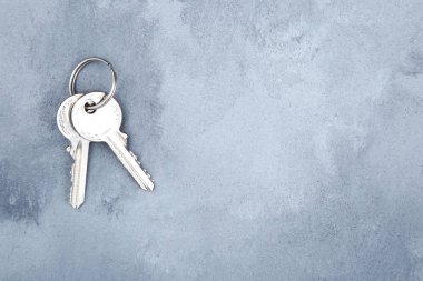 Gri arka planda ev anahtarları