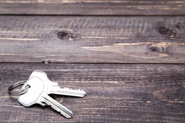 Kahverengi ahşap masa üzerinde ev anahtarları