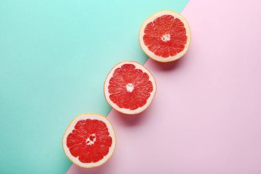 Olgun greyfurt dilim renkli arka plan üzerinde