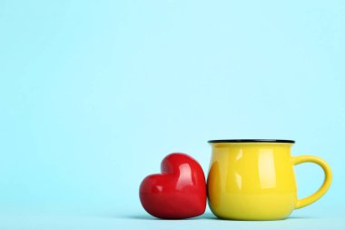 Mavi arka plan üzerinde fincan ile kırmızı kalp