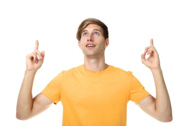 Beyaz backgrou üzerinde izole sarı t-shirt güzel genç adam