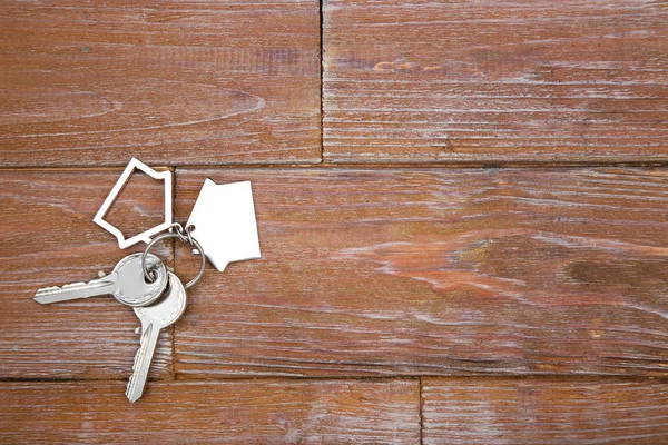 Kunci Perak Dengan Simbol Rumah Atas Meja Kayu Cokelat — Stok Foto