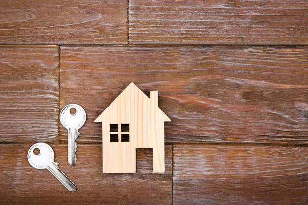 Llaves Plata Con Símbolo Casa Mesa Madera Marrón —  Fotos de Stock