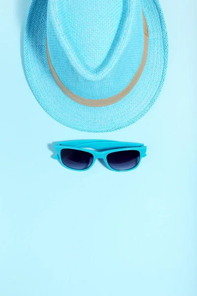 Óculos Sol Com Chapéu Sobre Fundo Azul Conceito Minimalismo — Fotografia de Stock