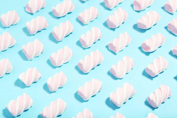 Sweet Marshmallows Blå Bakgrund Minimalism Konceptet — Stockfoto