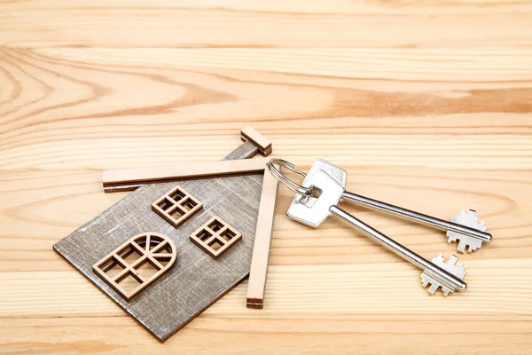 Silberne Schlüssel Mit Haussymbol Auf Braunem Holztisch — Stockfoto