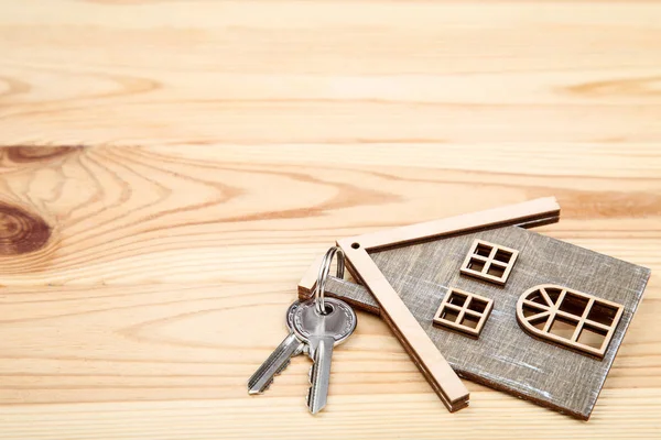 Llaves Plata Con Símbolo Casa Mesa Madera Marrón — Foto de Stock