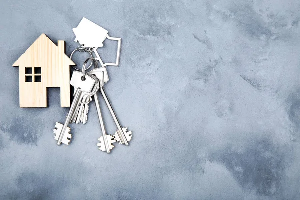Silberne Schlüssel Mit Haussymbol Auf Grauem Hintergrund — Stockfoto