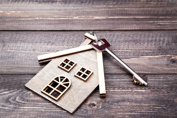 Silberner Schlüssel Mit Haussymbol Auf Braunem Holztisch — Stockfoto
