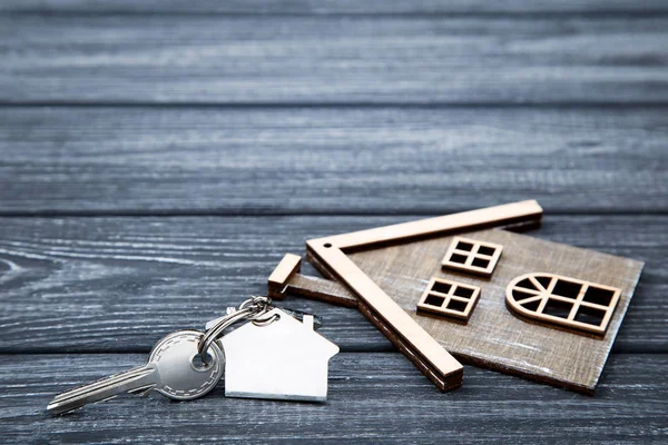 Silberner Schlüssel Mit Haussymbol Auf Schwarzem Holztisch — Stockfoto
