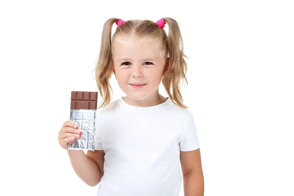 Щаслива дівчинка їсть шоколад на білому тлі — стокове фото