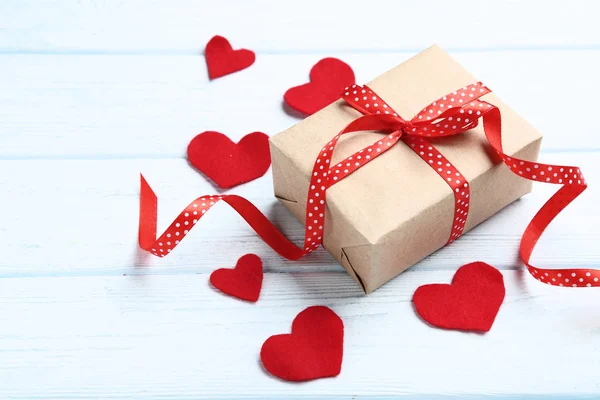 Caja Regalo Con Lazo Cinta Corazones Tela Mesa Madera — Foto de Stock