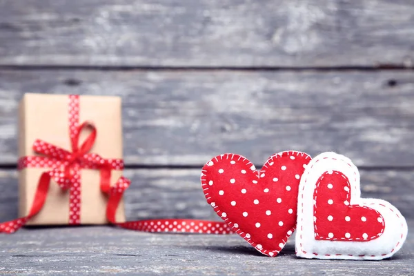 Corazones Tela Con Caja Regalo Mesa Madera Gris — Foto de Stock