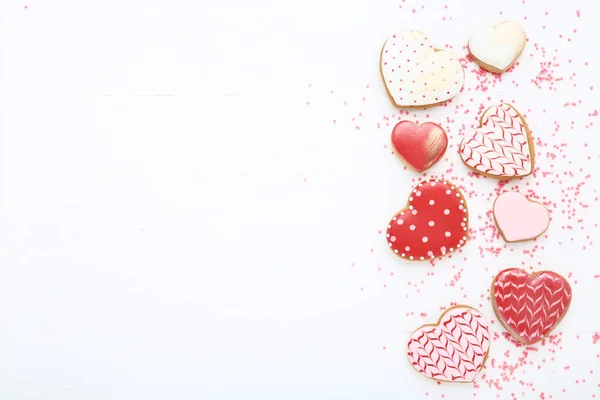 Valentinstag Herzförmige Plätzchen Mit Streusel Auf Weißem Holztisch — Stockfoto