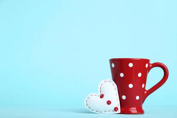 Corazón Tela Blanca Con Copa Roja Sobre Fondo Azul —  Fotos de Stock