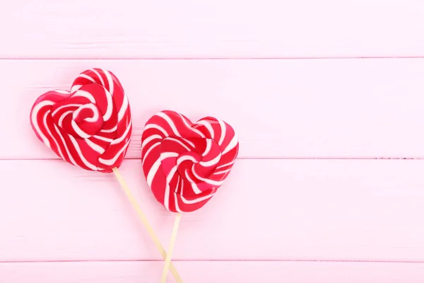 Piruletas Forma Corazón Sobre Mesa Madera Rosa —  Fotos de Stock