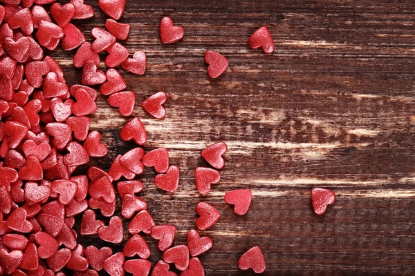 Rojo Forma Corazón Espolvorea Sobre Mesa Madera Marrón — Foto de Stock