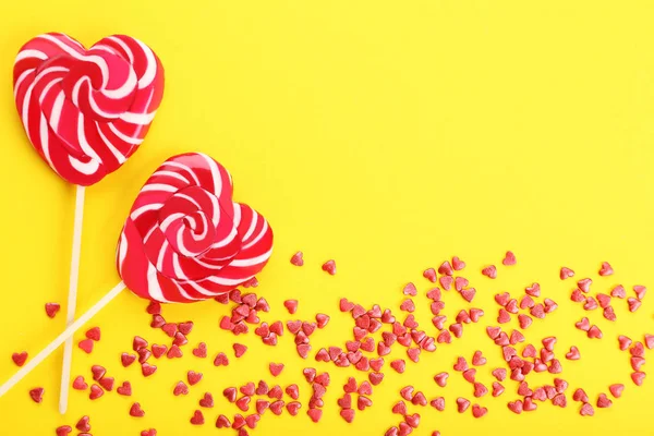 Piruletas Forma Corazón Con Salpicaduras Sobre Fondo Amarillo —  Fotos de Stock