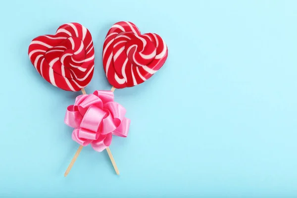 Piruletas Forma Corazón Con Lazo Cinta Sobre Fondo Azul —  Fotos de Stock