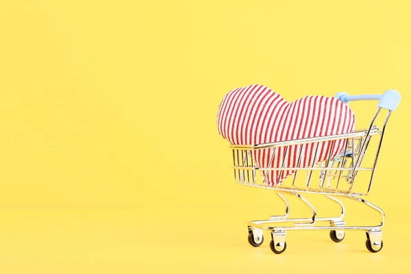 Carrello Con Cuore Tessuto Sfondo Giallo — Foto Stock