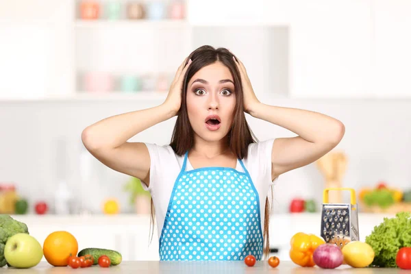 Wanita cantik memasak makanan di dapur — Stok Foto