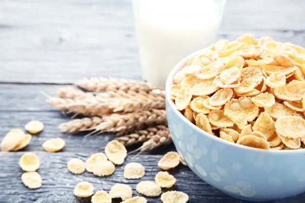 Copos Maíz Tazón Con Espigas Trigo Vaso Leche Sobre Mesa —  Fotos de Stock