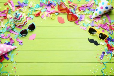 Yeşil ahşap masa üzerinde kağıt kapaklar ile parti için Booth sahne