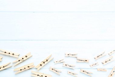 Ahşap masa üzerinde kahverengi clothespins dönüştürün