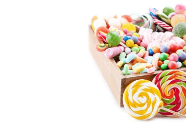 Tatlı şeker ve lolipop sepette beyaz arka plan üzerinde