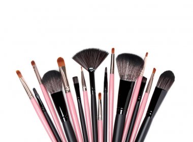 Beyaz arka planda izole edilmiş siyah ve pembe makyaj fırçaları