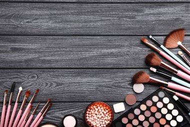 Siyah ahşap masa üzerinde paletli makyaj fırçaları