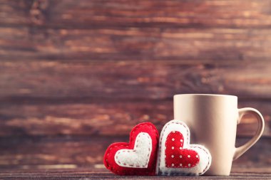 Kumaş kupa bardakta kahverengi ahşap masa