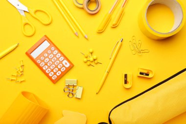 Sarı arka planda okul malzemeleri. Minimalizm kavramı