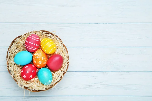 Coloridos Huevos Pascua Cesta Sobre Mesa Madera — Foto de Stock