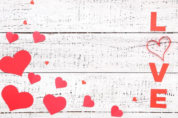 Κόκκινο Χαρτί Καρδιές Λέξη Αγάπη Λευκό Ξύλινο Τραπέζι — Φωτογραφία Αρχείου