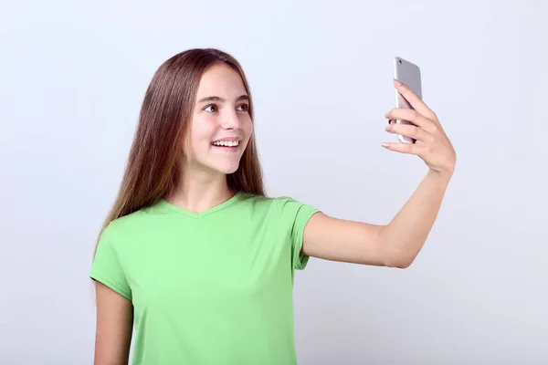 Hermosa Chica Haciendo Selfie Teléfono Inteligente Sobre Fondo Gris —  Fotos de Stock