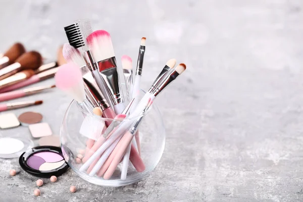 Pinsel Mit Make Kosmetik Auf Grauem Hintergrund — Stockfoto
