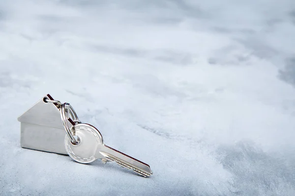 Silberner Schlüssel Mit Haussymbol Auf Grauem Hintergrund — Stockfoto