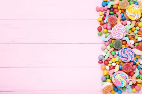 Sladké Bonbony Lízátka Růžový Dřevěný Stůl — Stock fotografie