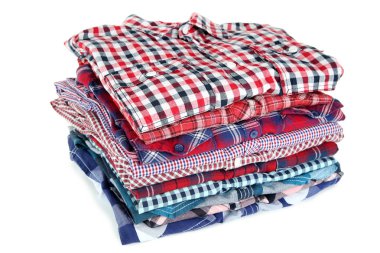 Katlanmış gömlek beyaz arka plan üzerinde izole yığını