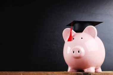 Servet mezuniyet kap kara tahta arka plan ile